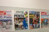 As capas de jornais no balneário visitante no Dragão - Foto: D.R.
