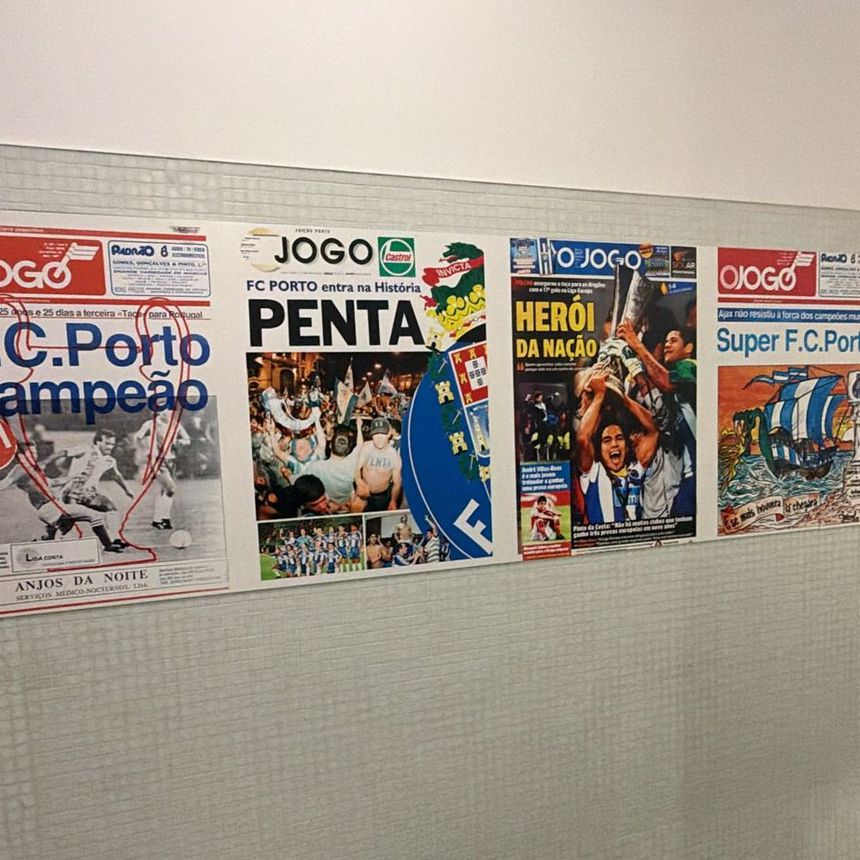 As capas de jornais no balneário visitante no Dragão - Foto: D.R.