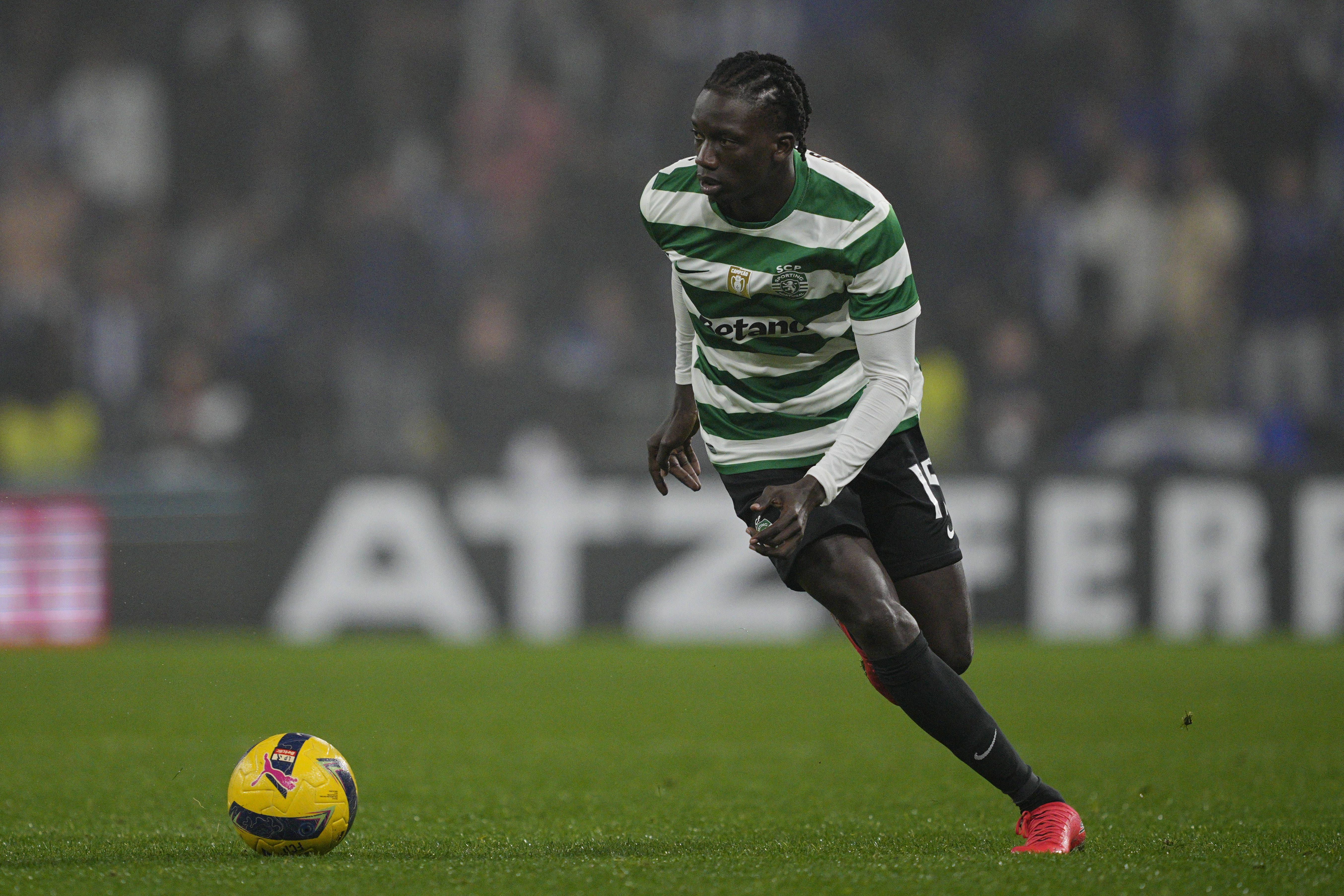 Faye irá partir da esquerda e irá alternar com Pedro Gonçalves na frente - Foto: IMAGO