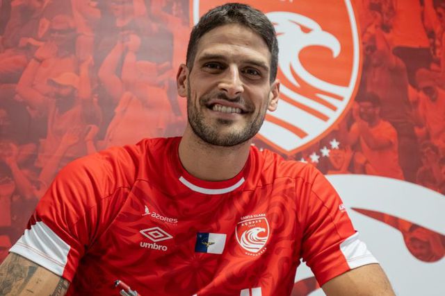 Gonçalo Paciência preparado para comandar o ataque do Santa Clara.-Foto: SANTA CLARA