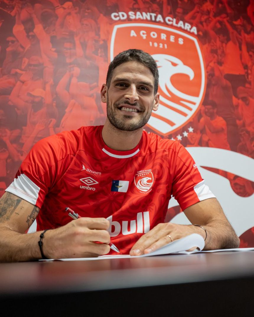 Gonçalo Paciência preparado para comandar o ataque do Santa Clara.-Foto: SANTA CLARA