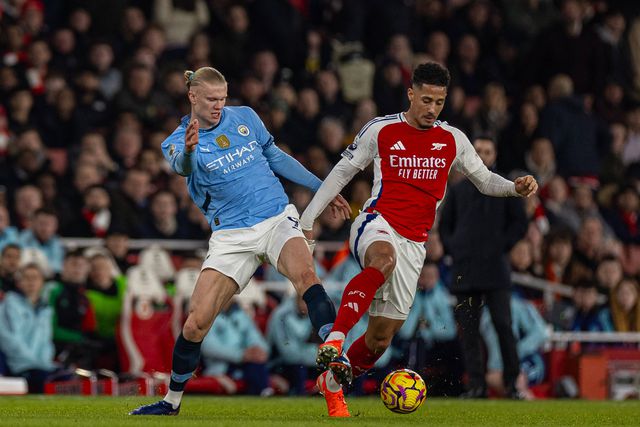 Haaland e Saliba em duelo pela bola