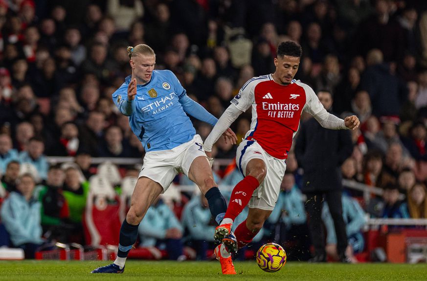 Haaland e Saliba em duelo pela bola