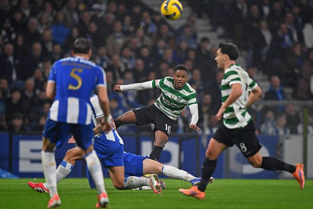 Geny Catamo saiu aos 82 minutos com problemas musculares - Foto: IMAGO