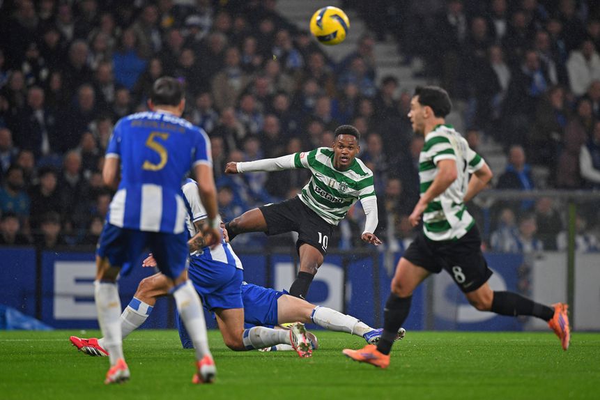 Geny Catamo saiu aos 82 minutos com problemas musculares - Foto: IMAGO