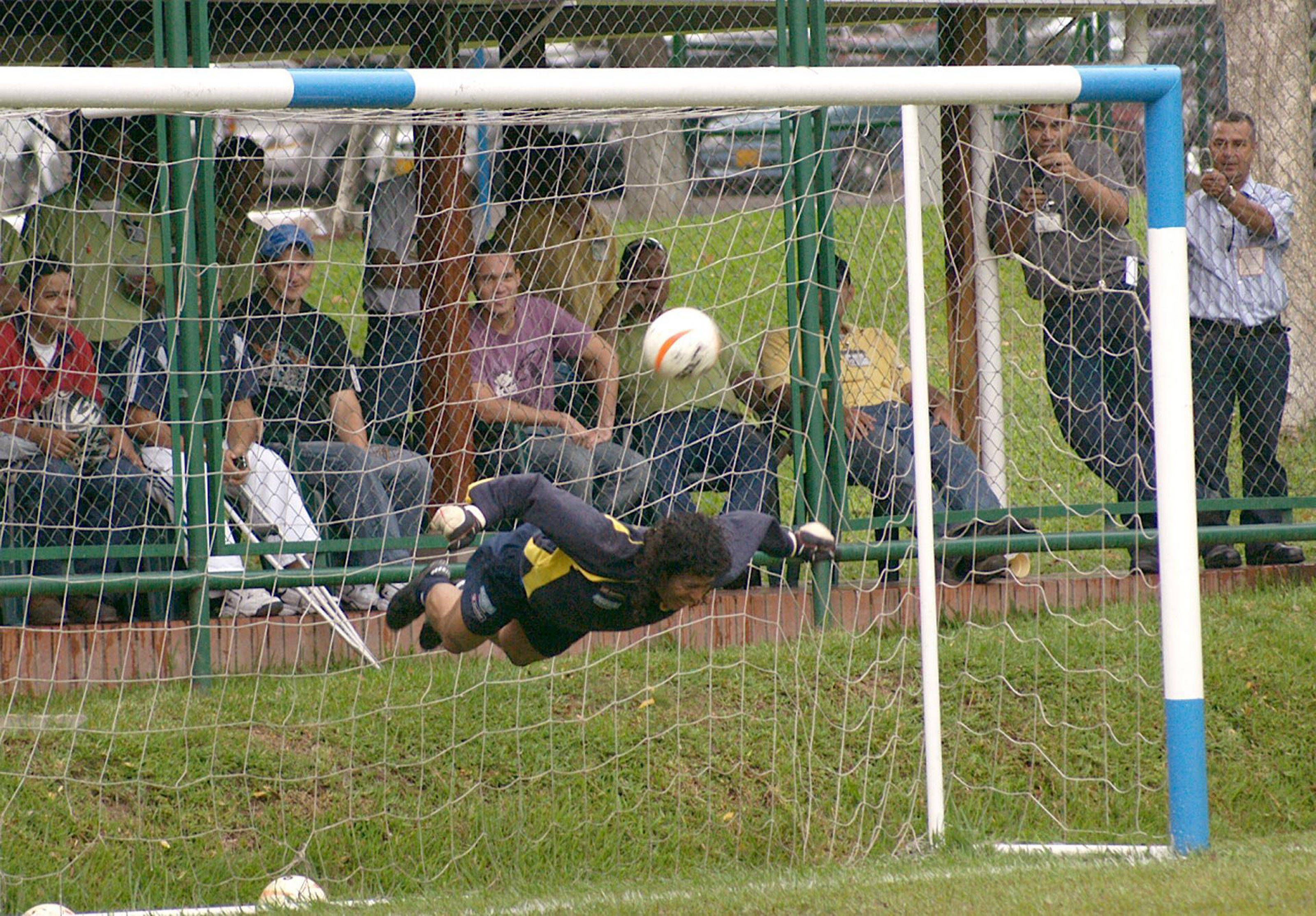 René Higuita - Um unicórnio em forma de guarda-redes. A defesa à escorpião diante da Inglaterra, em 1995, imortalizou-o como um guardião diferenciado. Mesmo depois de pendurar as botas, o escorpião continuou vivo - Foto: IMAGO