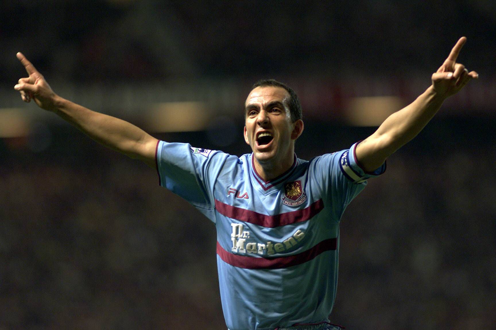 Paolo Di Canio - As visões políticas de extrema direita ficaram bem vincadas quando o internacional italiano, então ao serviço da Lazio, ergueu o braço direito numa alusão a uma saudação nazi durante o dérbi de Roma, em 2005 - Foto: IMAGO