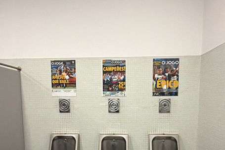 Imagens sobre as conquistas do FC Porto expostas no balneário dos leões