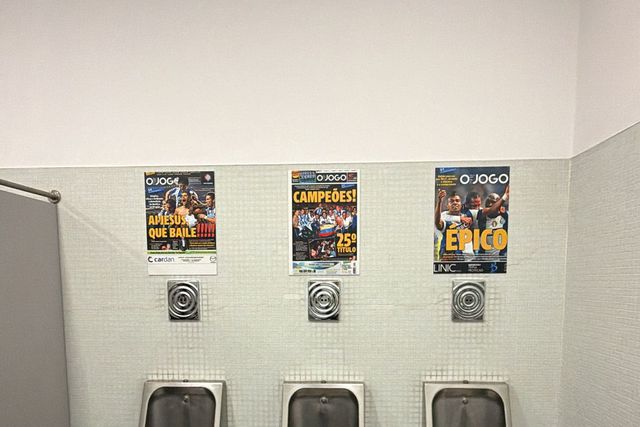 Imagens sobre as conquistas do FC Porto expostas no balneário dos leões