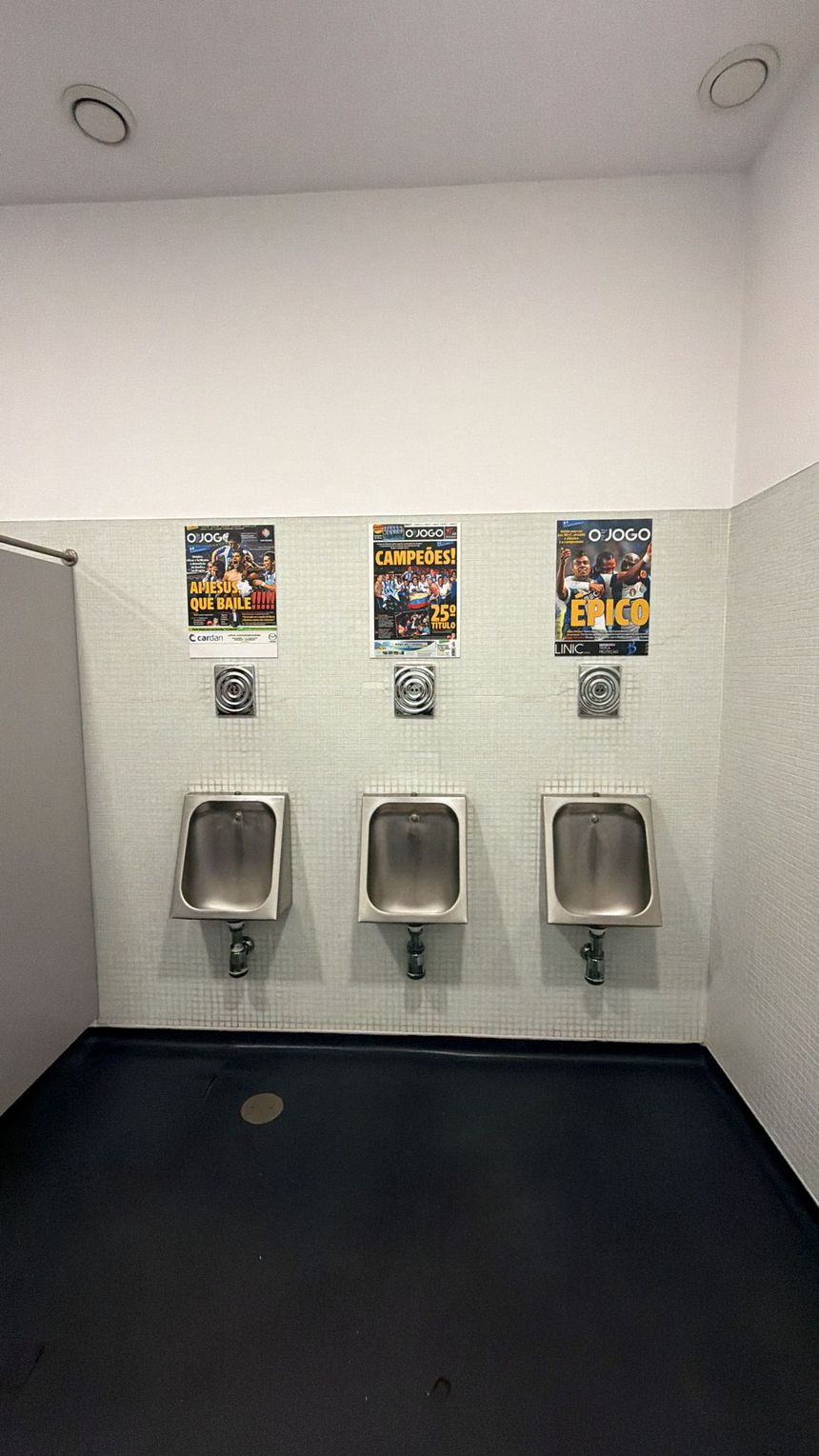 Imagens sobre as conquistas do FC Porto expostas no balneário dos leões