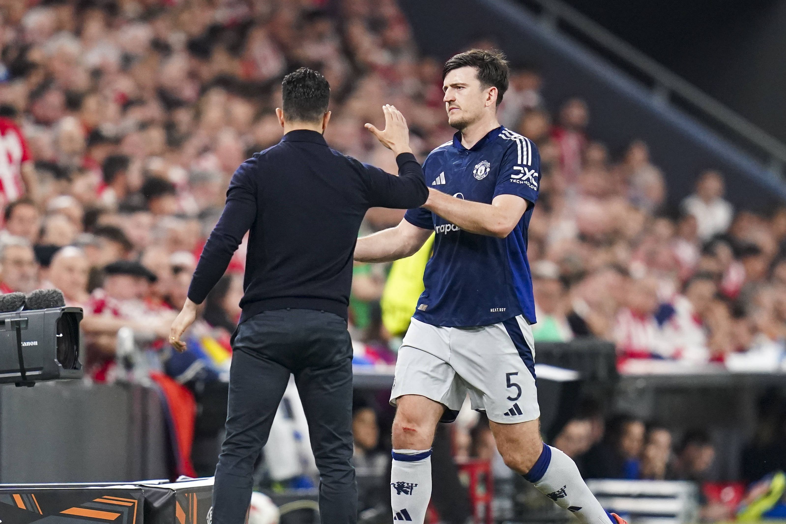 Ruben Amorim a cumprimentar Harry Maguire em Bilbau