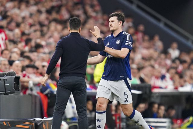 Ruben Amorim a cumprimentar Harry Maguire em Bilbau