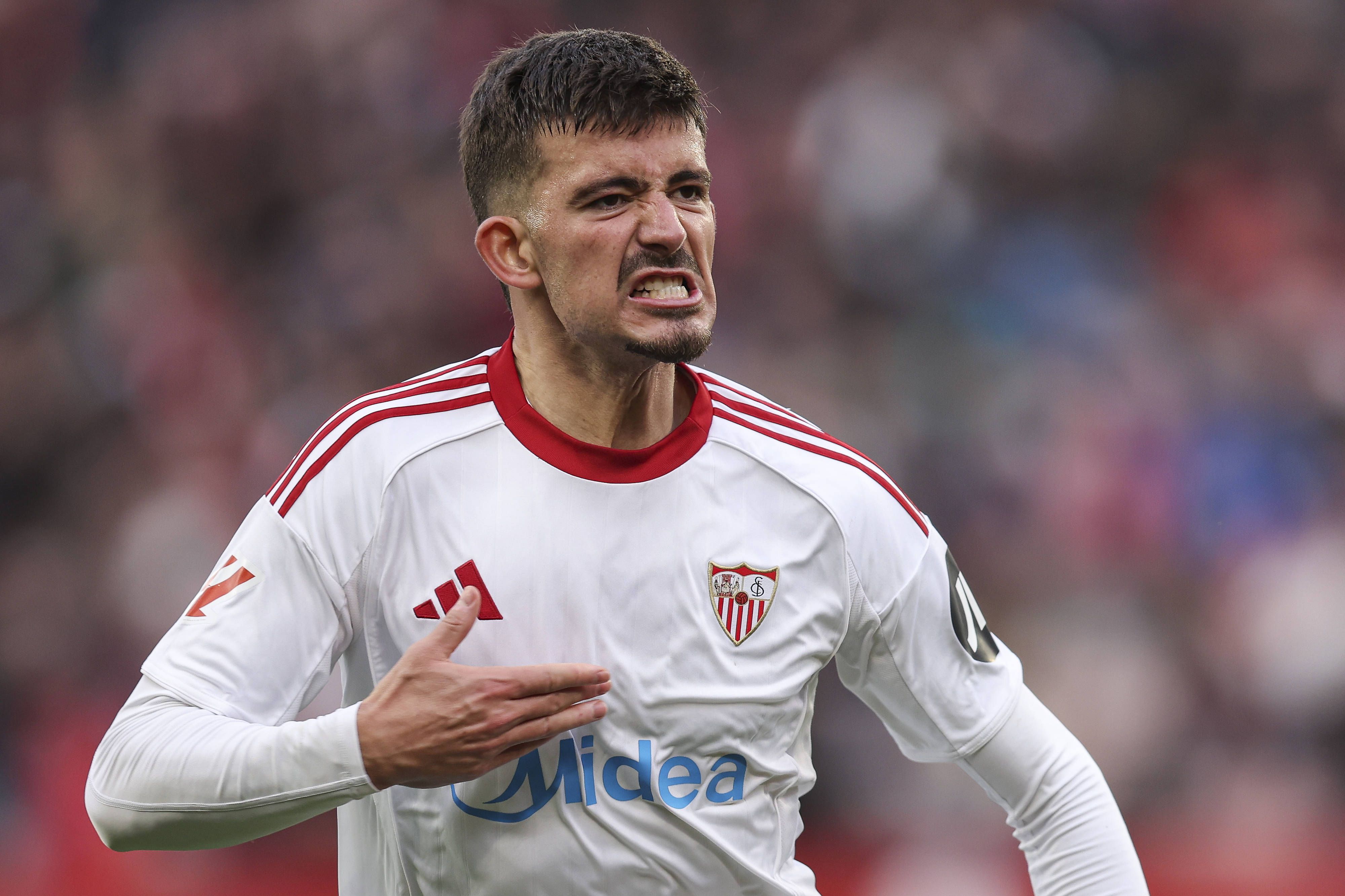 Defesa: Kike Salas (Sevilla), subiu ao ataque e garantiu, já nos acréscimos, o empate frente ao Girona.-Foto: IMAGO