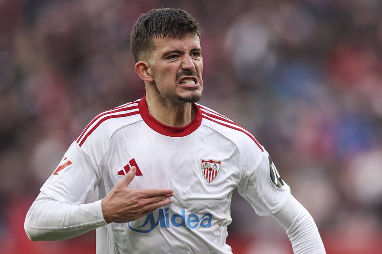 Defesa: Kike Salas (Sevilla), subiu ao ataque e garantiu, já nos acréscimos, o empate frente ao Girona.-Foto: IMAGO