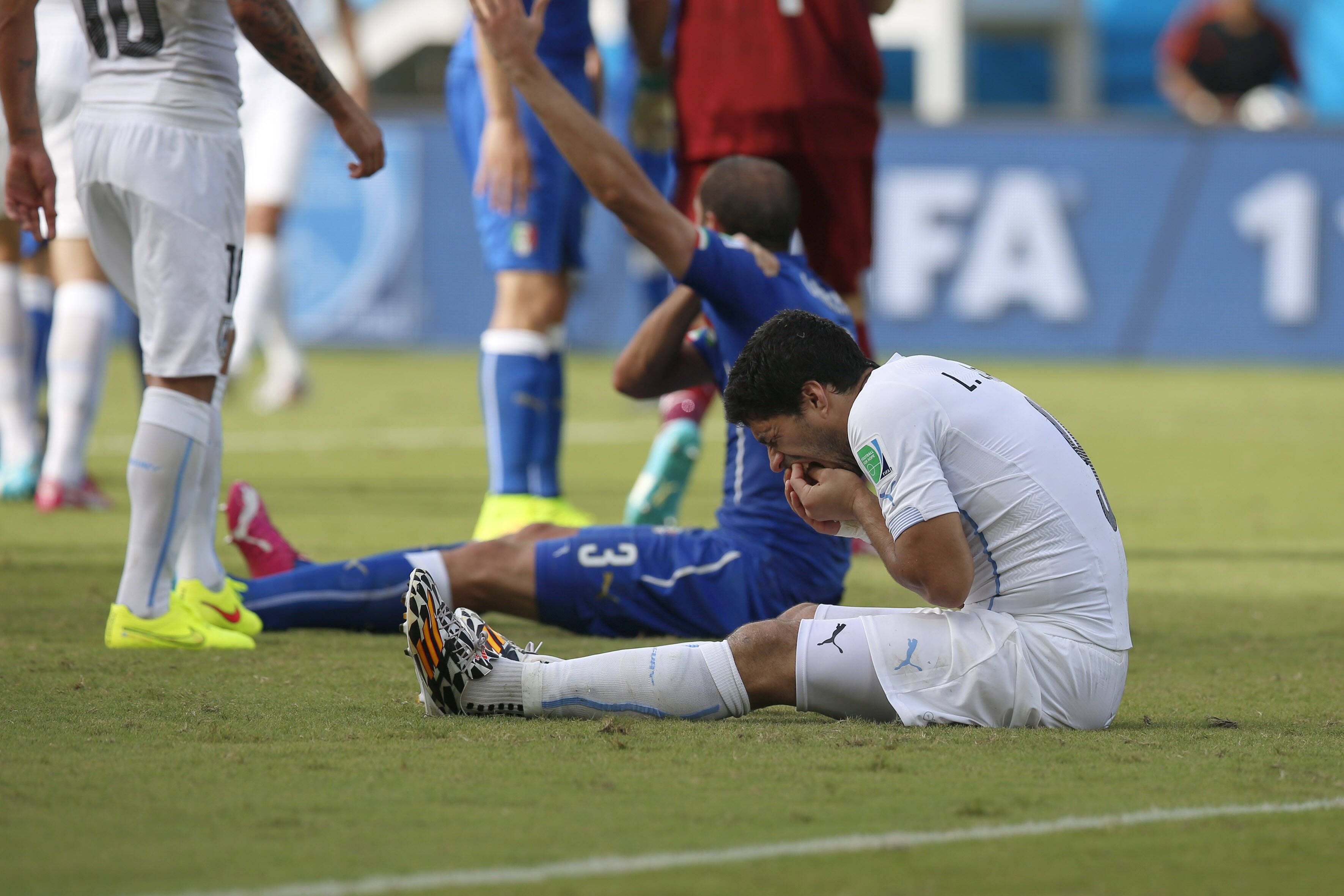Luis Suárez - Tanto de matador, como de louco. Os insultos racistas dirigidos a Evra (2011), e as dentadas a Ivanovic (2013) e a Chiellini (2014), encabeçam episódios polémicos da carreira da mão sagrada do Uruguai em 2010 - Foto: IMAGO