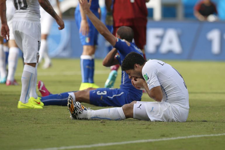 Luis Suárez - Tanto de matador, como de louco. Os insultos racistas dirigidos a Evra (2011), e as dentadas a Ivanovic (2013) e a Chiellini (2014), encabeçam episódios polémicos da carreira da mão sagrada do Uruguai em 2010 - Foto: IMAGO