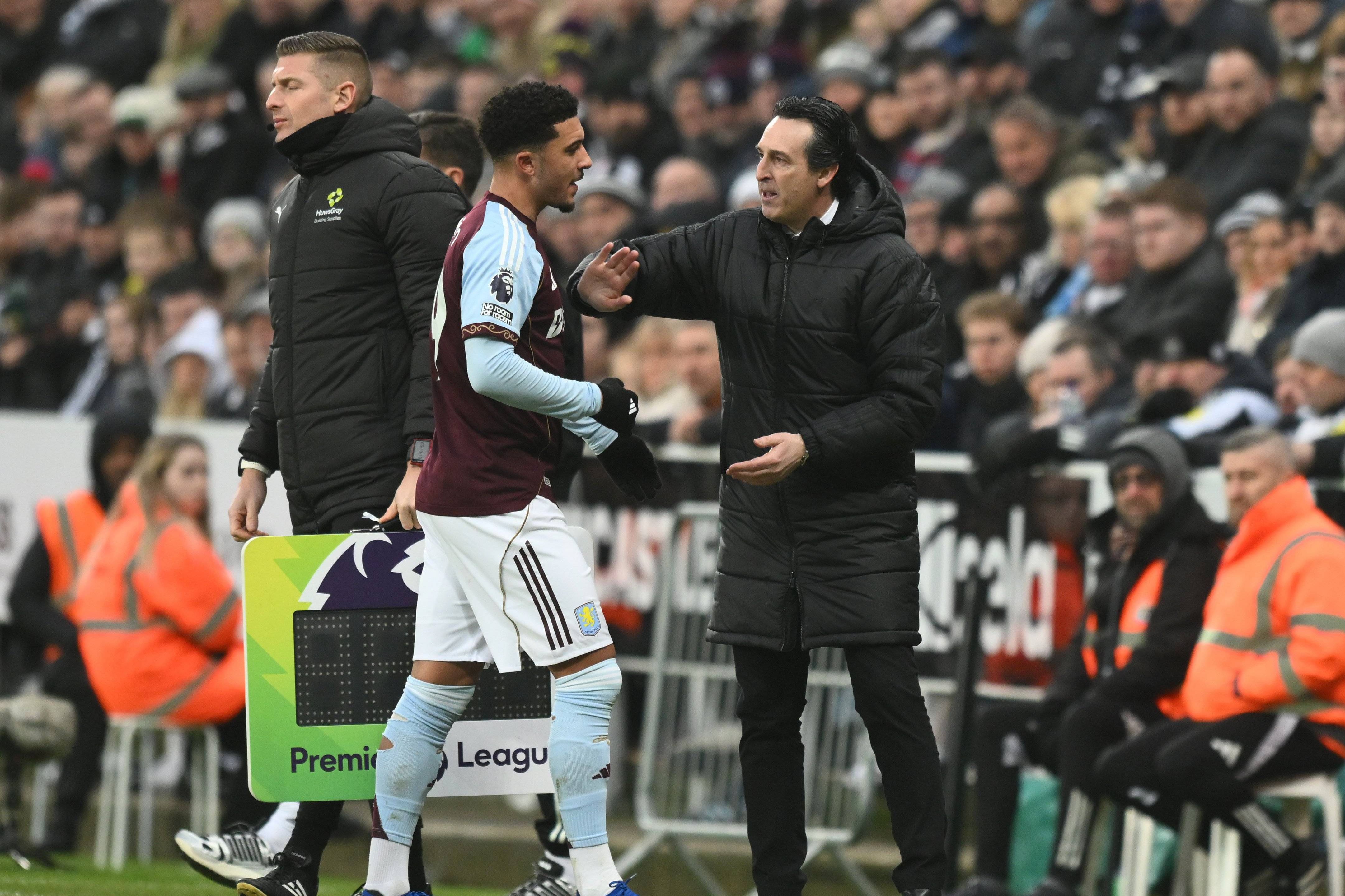 Unai Emery a cumprimentar Jadon Sancho no Aston Villa