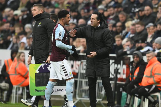 Unai Emery a cumprimentar Jadon Sancho no Aston Villa