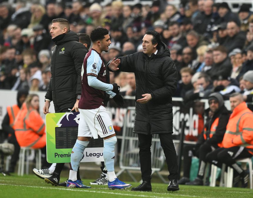 Unai Emery a cumprimentar Jadon Sancho no Aston Villa