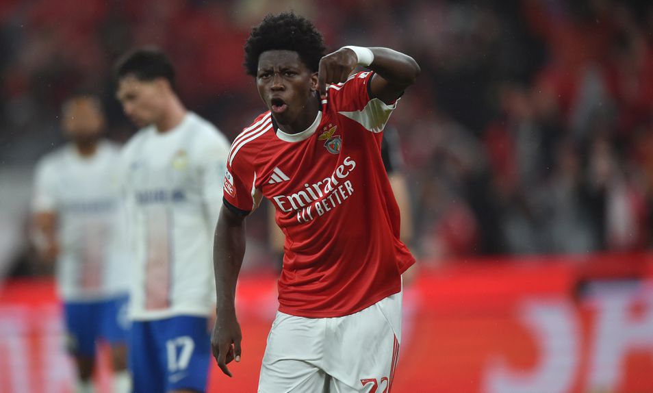 Anísio, o jovem mágico do Benfica foi herói e, imagino, novo recordista mundial. Marcar em dois jogos sem tocar antes na bola só pode ser inédito — Foto: MIGUEL NUNES