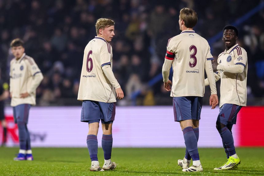 Jovens do Jong Ajax após uma goleada sofrida na liga