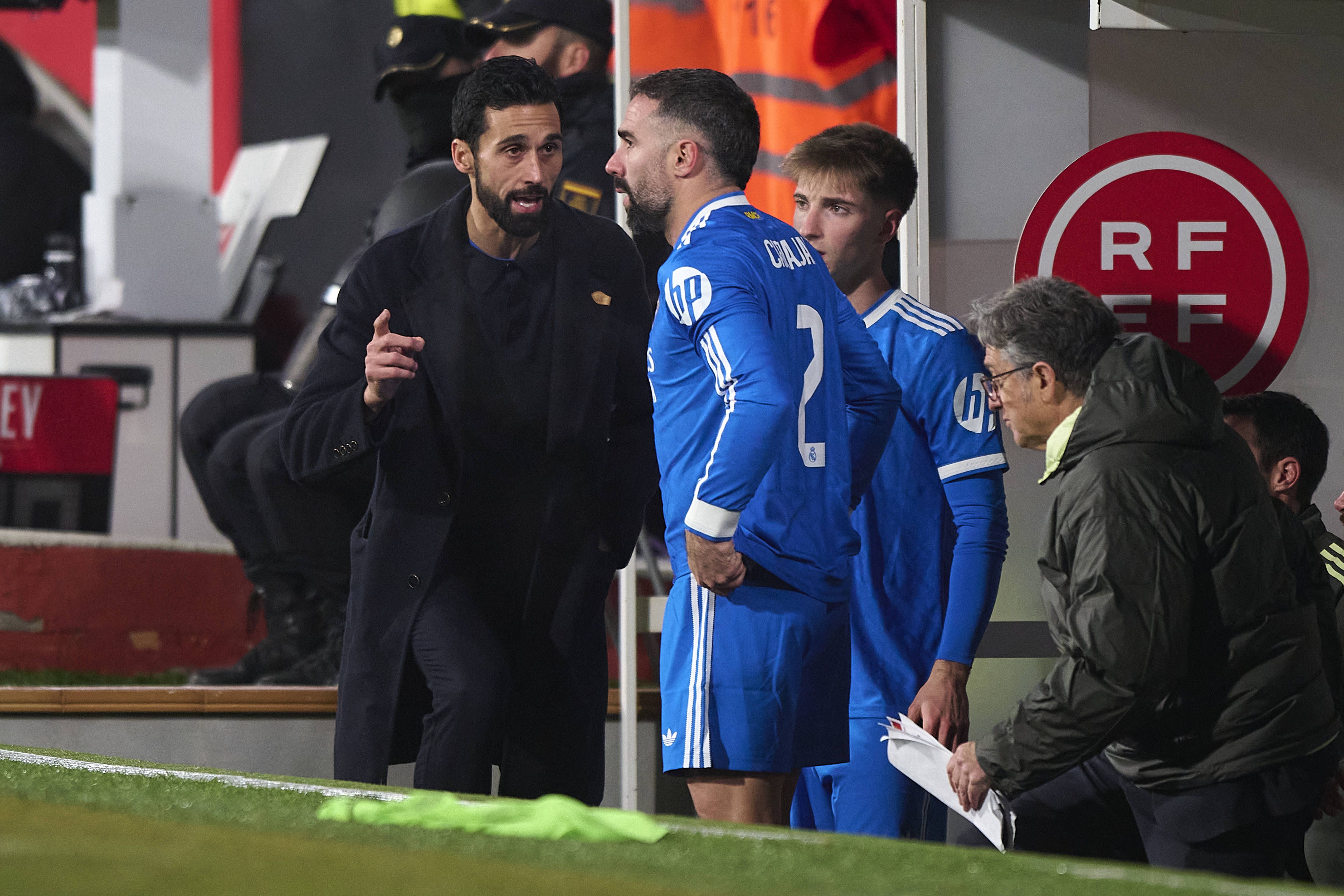 Arbeloa a conversa com Carvajal num jogo do Real Madrid