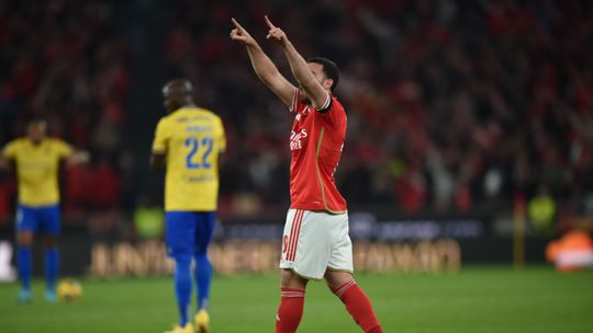 Kokçu dá vantagem com golo de levantar o estádio (vídeo)