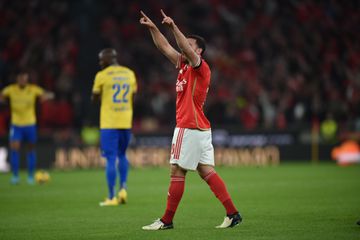 Kokçu dá vantagem com golo de levantar o estádio (vídeo)