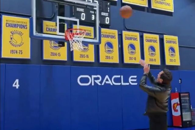 Vídeo: Federer visitou os Golden State Warriors e não foi tímido no cesto