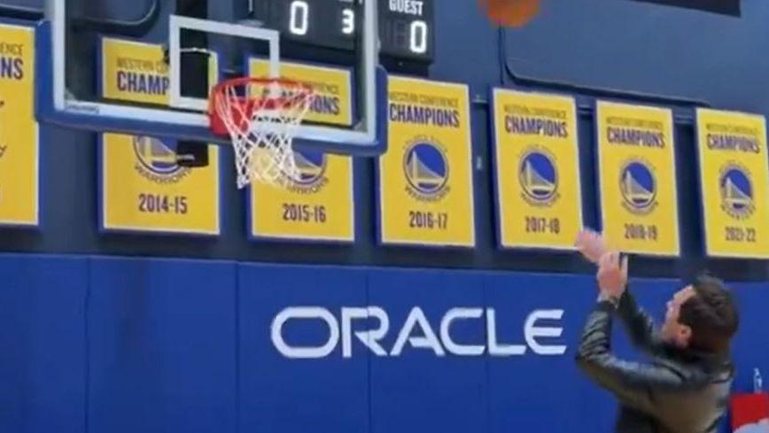 Vídeo: Federer visitou os Golden State Warriors e não foi tímido no cesto