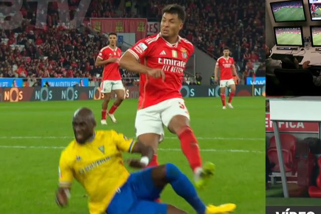 Vídeo: Manuel Oliveira não marcou penálti sobre Marcos Leonardo e comunicou decisão