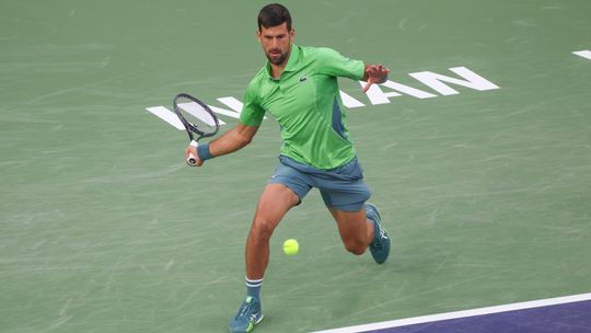 Djokovic complica mas avança para terceira ronda em Indian Wells