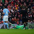 VÍDEO: Ederson faz penálti sobre Darwin e Mac Allister empata