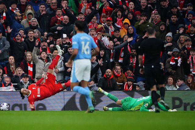 VÍDEO: Ederson faz penálti sobre Darwin e Mac Allister empata
