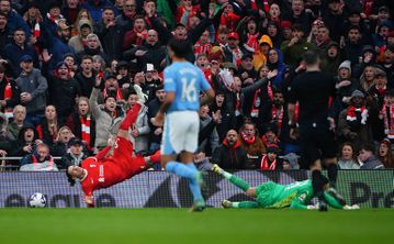 VÍDEO: Ederson faz penálti sobre Darwin e Mac Allister empata