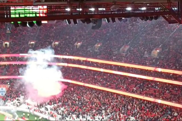 Pirotecnia interrompe jogo