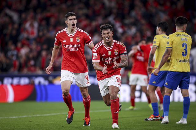 Benfica vence Estoril por 3-1 e evita fuga do Sporting na liderança