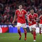 Benfica vence Estoril por 3-1 e evita fuga do Sporting na liderança