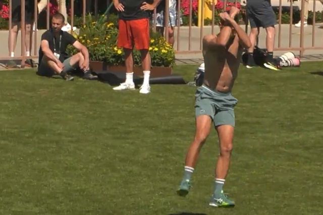 Vídeo: Djokovic também é bom no futebol e festeja 'à Ronaldo'