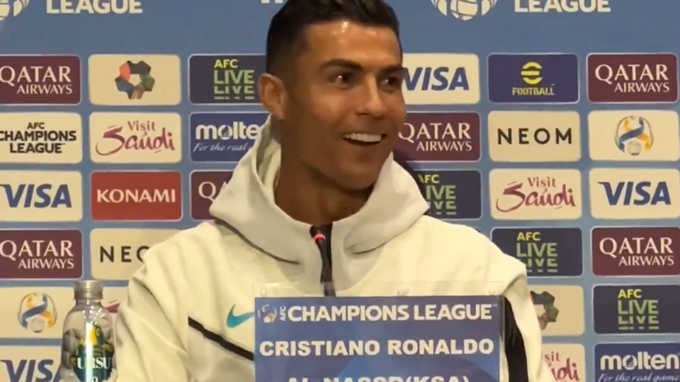 Vídeo: Ronaldo ouve a expressão 'remontada' e responde em árabe
