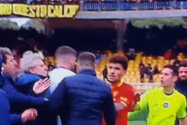 Vídeo: treinador do Lecce dá cabeçada a avançado adversário