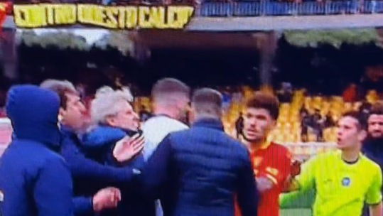 Vídeo: treinador do Lecce dá cabeçada a avançado adversário