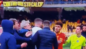 Vídeo: treinador do Lecce dá cabeçada a avançado adversário