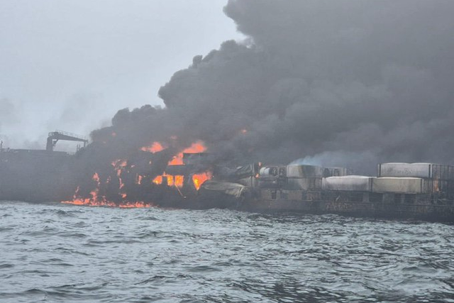 VÍDEO: navio de carga português colide com petroleiro que se incendeia
