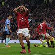 Joshua Zirkzee foi titular no empate a uma bola do Manchester United e o Arsenal, mas não marcou