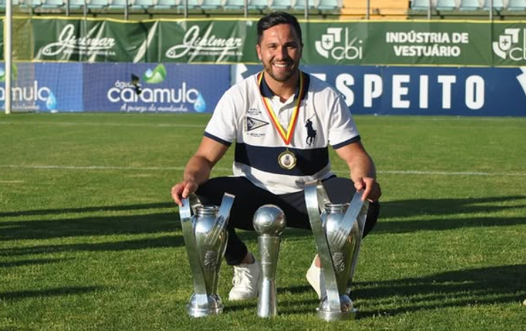 Paulo Mendes, treinador do Clube Desportivo de Cinfães, com três troféus: Campeão da AF Viseu e duas Taças Sócios de Mérito