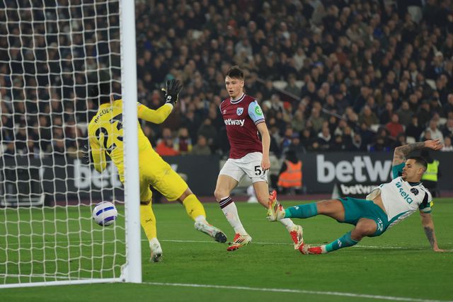 Newcastle vence West Ham e cola-se ao Man. City