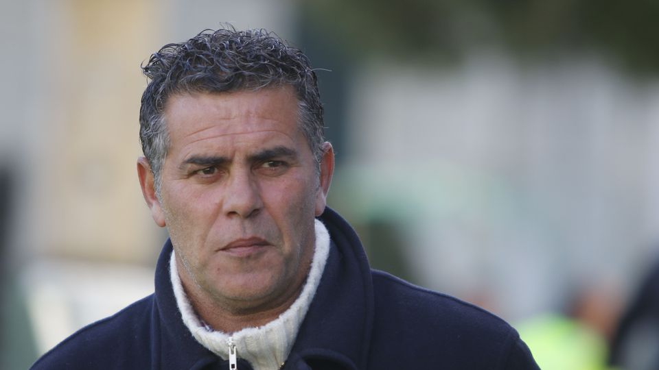 José Bizarro, de 55 anos, treina o Moncarapachense há três anos (Foto: A BOLA)