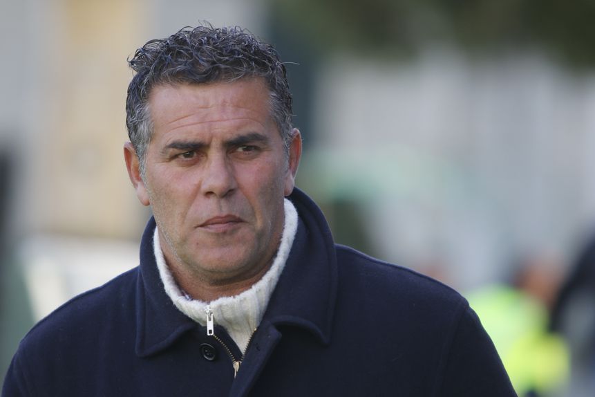 José Bizarro, de 55 anos, treina o Moncarapachense há três anos (Foto: A BOLA)