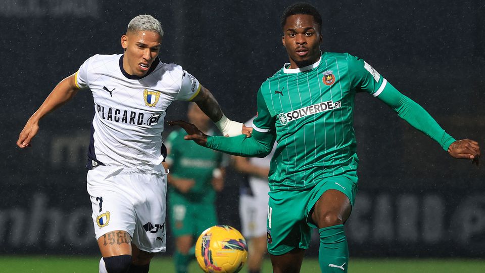 Extremo brasileiro Sorriso, autor do golo do Famalicão, disputa a bola com o lateral-esquerdo inglês Abbey